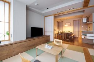 sala de estar con TV y mesa en Only Cool Stay - Vacation STAY 26939v, en Tokio