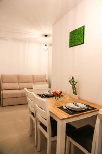 Un comedor con una mesa y sillas y un sofá. en Brasov Studio, en Brasov