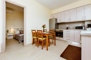 Köök või kööginurk majutusasutuses Chania Oasis with heated pool