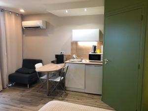 Kuchyň nebo kuchyňský kout v ubytování chambre suite B&B