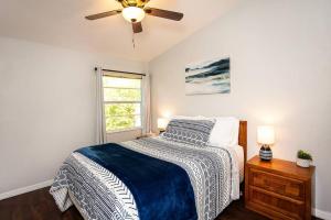 a bedroom with a bed and a ceiling fan at ⋘ Hidden Retreat 12min to UF or Downtown Gainesville and 30min to the Springs ⋙ in Gainesville