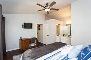 a bedroom with a bed and a ceiling fan at ⋘ Hidden Retreat 12min to UF or Downtown Gainesville and 30min to the Springs ⋙ in Gainesville