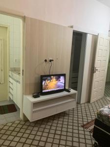 a television sitting on a counter in a room at Hostel da Paz in Maceió