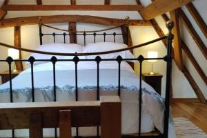 Un pat sau paturi într-o cameră la Cosy listed barn in peaceful country village