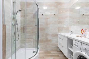 Kylpyhuone majoituspaikassa Jantar Apartamenty - PLATANY