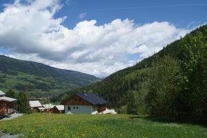 a small village in a valley with mountains at The Lodge in Stadl an der Mur