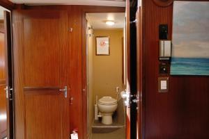 Phòng tắm tại Sàmos Bed & Boat