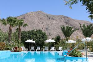 Pemandangan umum gunung atau pemandangan gunung yang diambil dari hotel