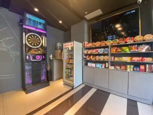 un negozio di alimentari con frigorifero e orologio di JS Hotel-Gallery Hotel a Zhongli