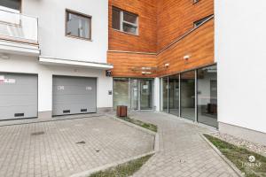 zewnętrzny widok na budynek z dwoma drzwiami garażowymi w obiekcie Wyspa Solna City Center by Jantar Apartamenty Kołobrzeg w Kołobrzegu