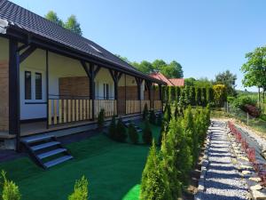 un jardín frente a una casa en Apartamenty Asturia Rymanów Zdrój, en Rymanów-Zdrój