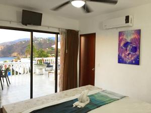 Gallery image of Villa Guitarron gran terraza vista espectacular 6 huespedes piscina gigante in Acapulco +85 photos