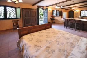 a large room with a bed and a kitchen at A Casa di Ludo - Apartments & Short Lets in Catania
