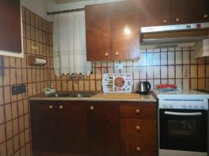 una piccola cucina con lavandino e piano cottura di Violet Bedroom and Apartment a Spata