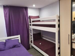 Двухъярусная кровать или двухъярусные кровати в номере Private Odessa Apartment