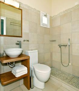 Kamar mandi di SPIROS & HIROKO Hotel - ADULTS ONLY