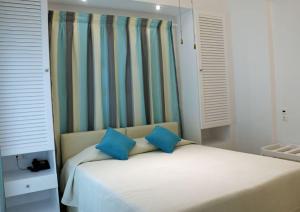 Tempat tidur dalam kamar di SPIROS & HIROKO Hotel - ADULTS ONLY