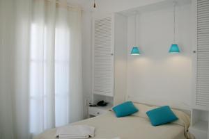 Tempat tidur dalam kamar di SPIROS & HIROKO Hotel - ADULTS ONLY