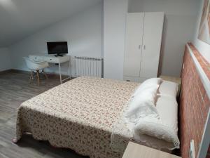 Łóżko lub łóżka w pokoju w obiekcie Edificio Valles del Lúpulo (DUPLEX)