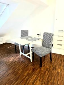 a dining room with two chairs and a table at Loftapartment im historischen Fabrikambiente in Geisenheim