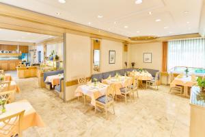 a restaurant with tables and chairs in a room at Hotel Restaurant Kerzenstüble in Gärtringen