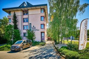 a car parked in front of a building at Hotel Restaurant Kerzenstüble in Gärtringen