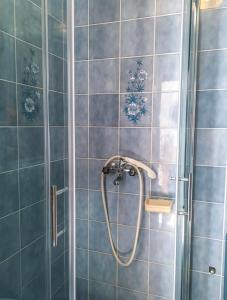 um chuveiro com uma mangueira na casa de banho em Apartman Suky em Sukošan