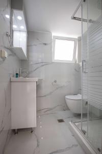 Kúpeľňa v ubytovaní Studio penthouse near Acropolis Museum by GHH