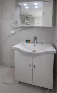 Kúpeľňa v ubytovaní Studio penthouse near Acropolis Museum by GHH