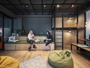 Due donne sedute su un divano in una stanza di Kantar Hotel a Yerevan