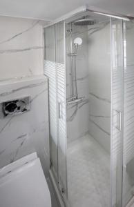 Kúpeľňa v ubytovaní Studio penthouse near Acropolis Museum by GHH