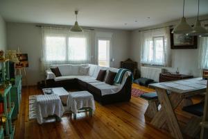 阿莉維亞的住宿－Rania's guest house，客厅配有沙发和桌子