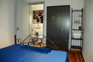 阿莉維亞的住宿－Rania's guest house，一间卧室配有蓝色的床和黑色橱柜