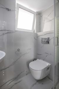 Kúpeľňa v ubytovaní Studio penthouse near Acropolis Museum by GHH