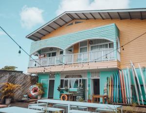 une maison dotée d'un balcon avec des planches de surf. dans l'établissement Selina Bocas del Toro, à Bocas del Toro