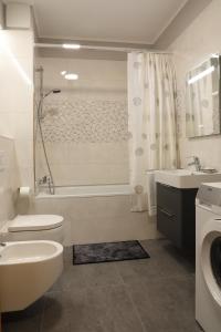 Kúpeľňa v ubytovaní Vita Apartmanok + 24 fotografií