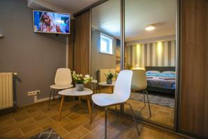 Televízia a/alebo spoločenská miestnosť v ubytovaní Noclegi Miodowa Near By The Beach Gdynia – Orłowo