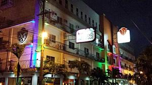 un bâtiment avec des lumières colorées dans une rue la nuit dans l'établissement Hotel San Francisco, à Tapachula