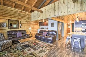 - un salon avec des meubles en cuir dans une cabane en rondins dans l'établissement Loon Lake Lodge with Dock, Sauna and Hot Tub!, à Pequot Lakes