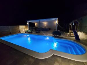 Bazén v ubytování Holiday house Villa Bleu nebo v jeho okolí