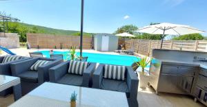 Bazén v ubytování Holiday house Villa Bleu nebo v jeho okolí
