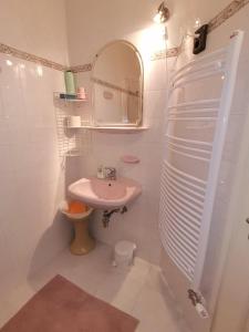 ハイドゥソボスローにあるMarika Apartmanのバスルーム(洗面台、トイレ、鏡付)