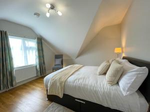 Postel nebo postele na pokoji v ubytování Drumlanaught Cottage Farnham