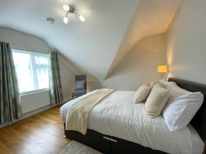- une chambre avec un grand lit et une fenêtre dans l'établissement Drumlanaught Cottage Farnham, à Cavan