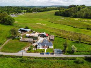 une vue aérienne d'une maison au milieu d'un champ dans l'établissement Drumlanaught Cottage Farnham, à Cavan