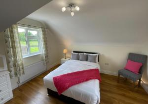 Voodi või voodid majutusasutuse Drumlanaught Cottage Farnham toas