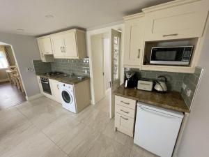 Köök või kööginurk majutusasutuses Drumlanaught Cottage Farnham