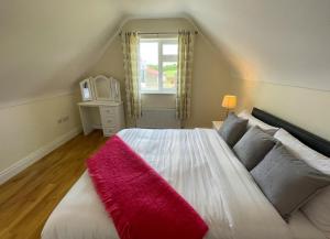 Voodi või voodid majutusasutuse Drumlanaught Cottage Farnham toas
