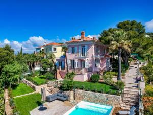 ヴィルフランシュ・シュル・メールにあるStunning seaview villa. Villefranche Sur Merのスイミングプール付きの家屋の空中ビュー