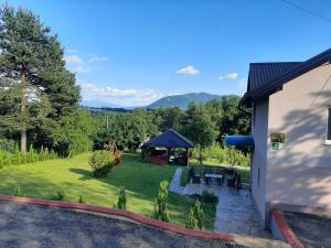 Rakovica的住宿－Hil，享有花园的景致,设有凉亭